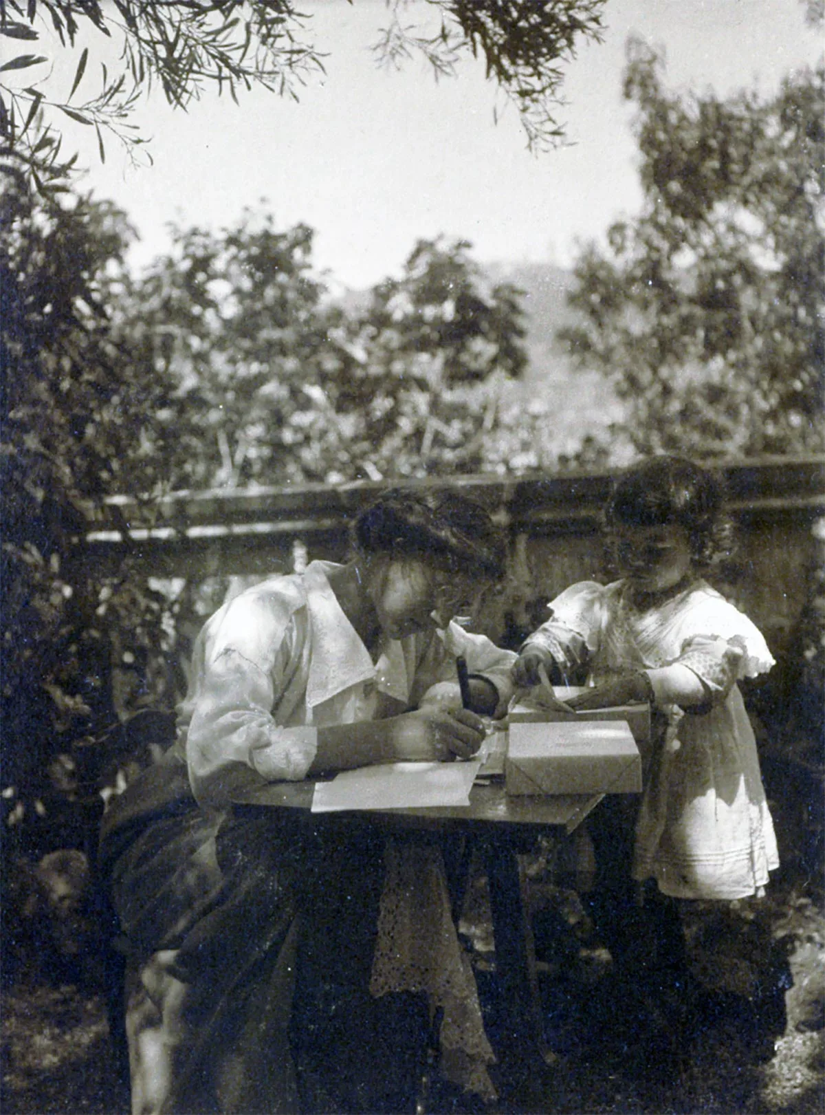 Helene von Wild am Schreiben in Barcelona, circa 1920.
