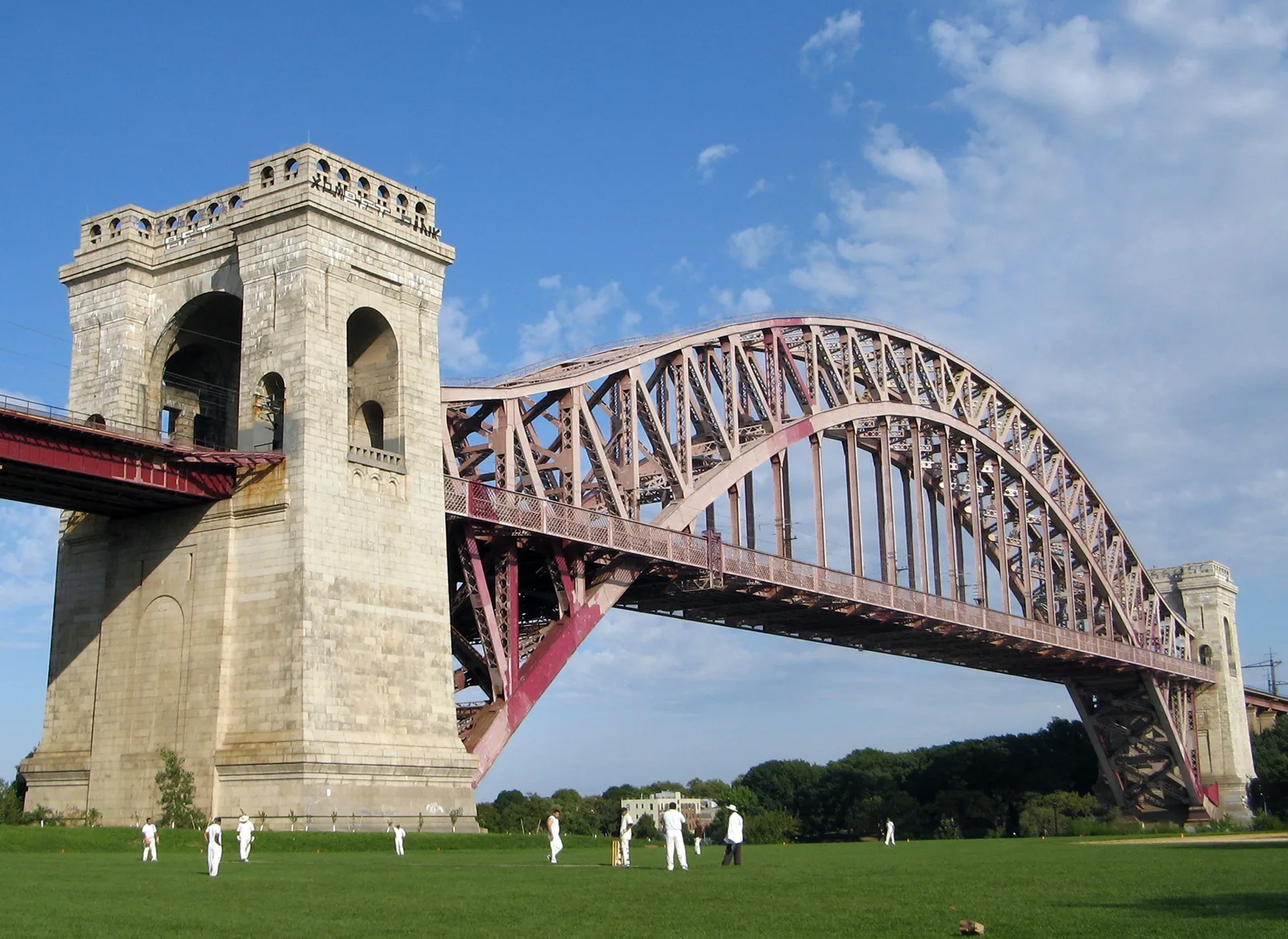 Die Hell Gate Bridge in New York, fertiggestellt 1916.