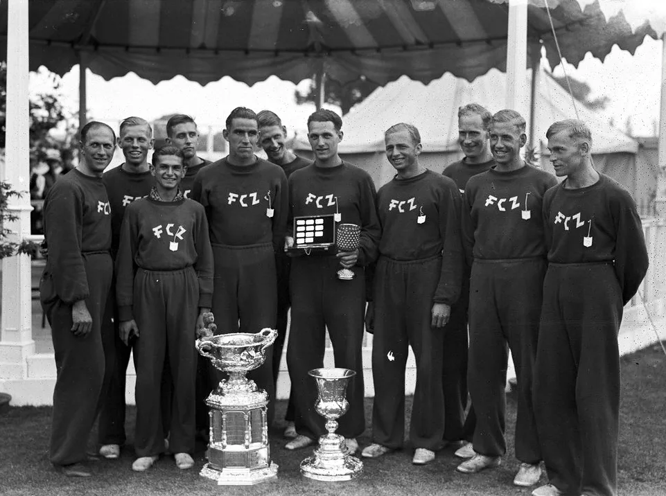 The FCZ rowers after their exploit at the Henley Royal Regatta, 1936. Ernst Rufli (1910–1996) is pictured in the centre, holding the small trophy.