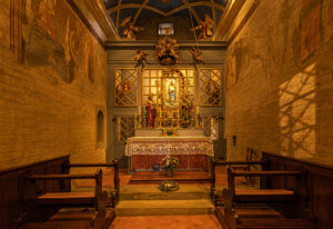 Hergiswald, eine Kapelle innerhalb der Kirche. Das Marienheiligtum ist in Mass, Form und Bemalung exakt der Santa Casa in Loreto nachgebildet.