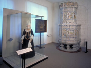 Hirzel room with stove and painting of the Bodmer family in the centre. Display from 1995.
