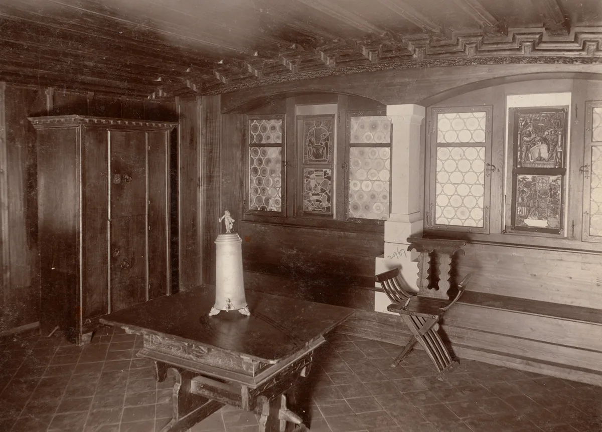 Sieht aus wie im Landesmuseum Zürich, ist aber ein Bild des Bremgarten Room im MFA in Boston. Die Fotografie wurde circa um 1910 aufgenommen.