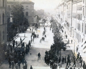 Parade de «grands bis» dans la Bundesgasse de Berne, vers 1880. Berne comptait à cette époque plusieurs écoles et associations de cyclisme.