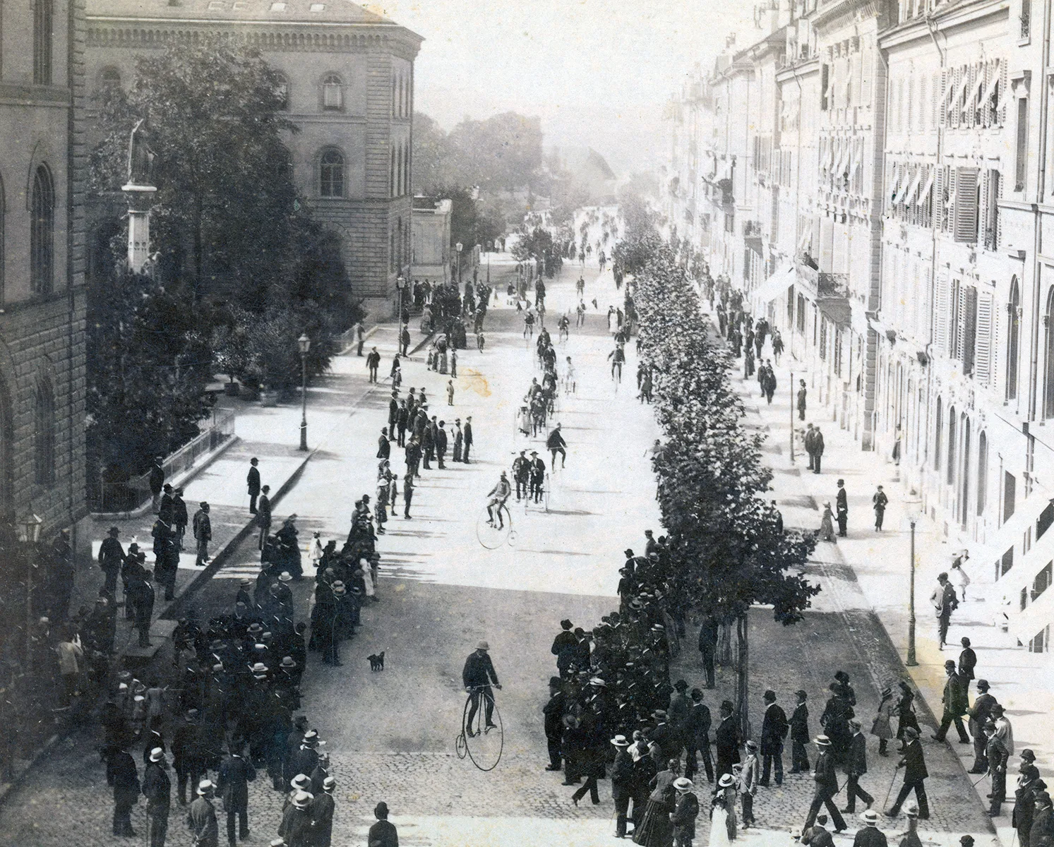 Hochradparade auf der Bundesgasse in Bern um 1880. In Bern gab es zu dieser Zeit mehrere Radfahrschulen und Radfahrvereine.