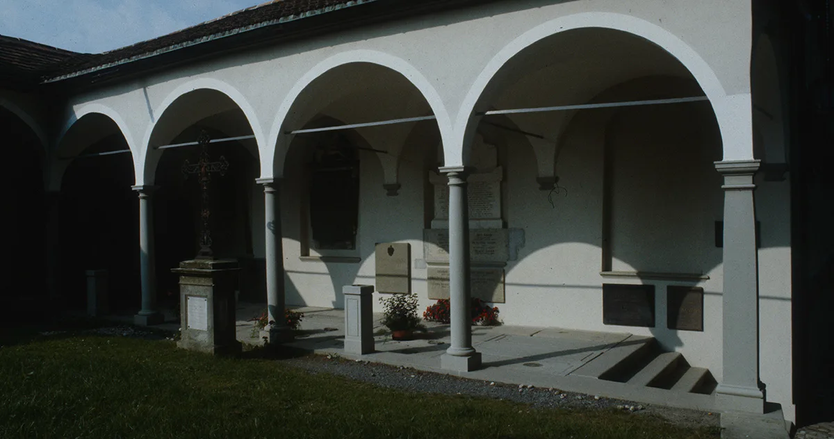 Friedhof der Luzerner Hofkirche.