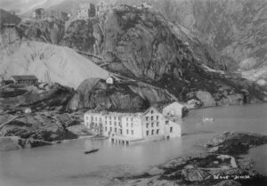 Victime collatérale: disparition de l’ancien hospice, submergé par le nouveau lac du Grimsel, 31 août 1930.