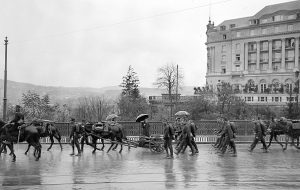 Das Hotel Bellevue wurde zu General Willes Hauptquartier. Soldaten der Gebirgsartillerie überqueren während des Ersten Weltkriegs die Kirchenfeldbrücke.