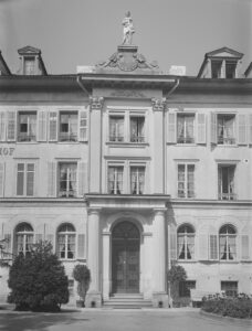 Das 1845-1847 erbaute Hotel Verenahof wurde nach der Heiligen benannt. Seit der Erweiterung des Verenahofs 1875 wacht eine Statue der Heiligen Verena vom Dach des Hotels über die Badener Bäder. Foto von 1942.