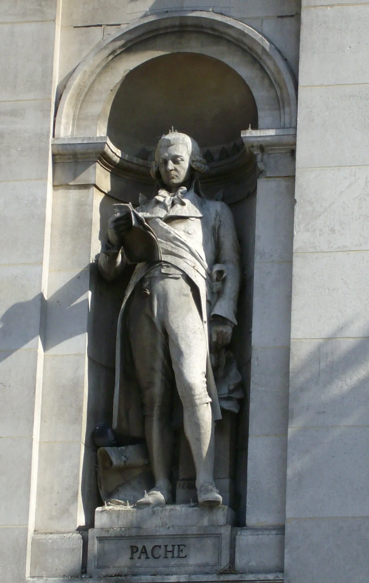 Statue von Jean-Nicolas Pache an der Fassade des Pariser Rathauses.