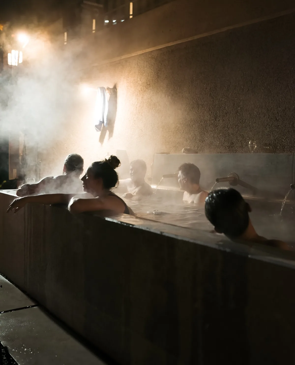 Im Heissen Brunnen in Ennetbaden treffen sich Jung und Alt zum Baden unter freiem Himmel.