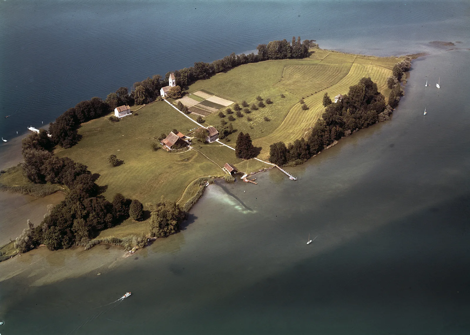 Auf der Insel Ufenau im Zürichsee steht die Kirche St. Peter und Paul, neben der Ulrich von Hutten begraben wurde.