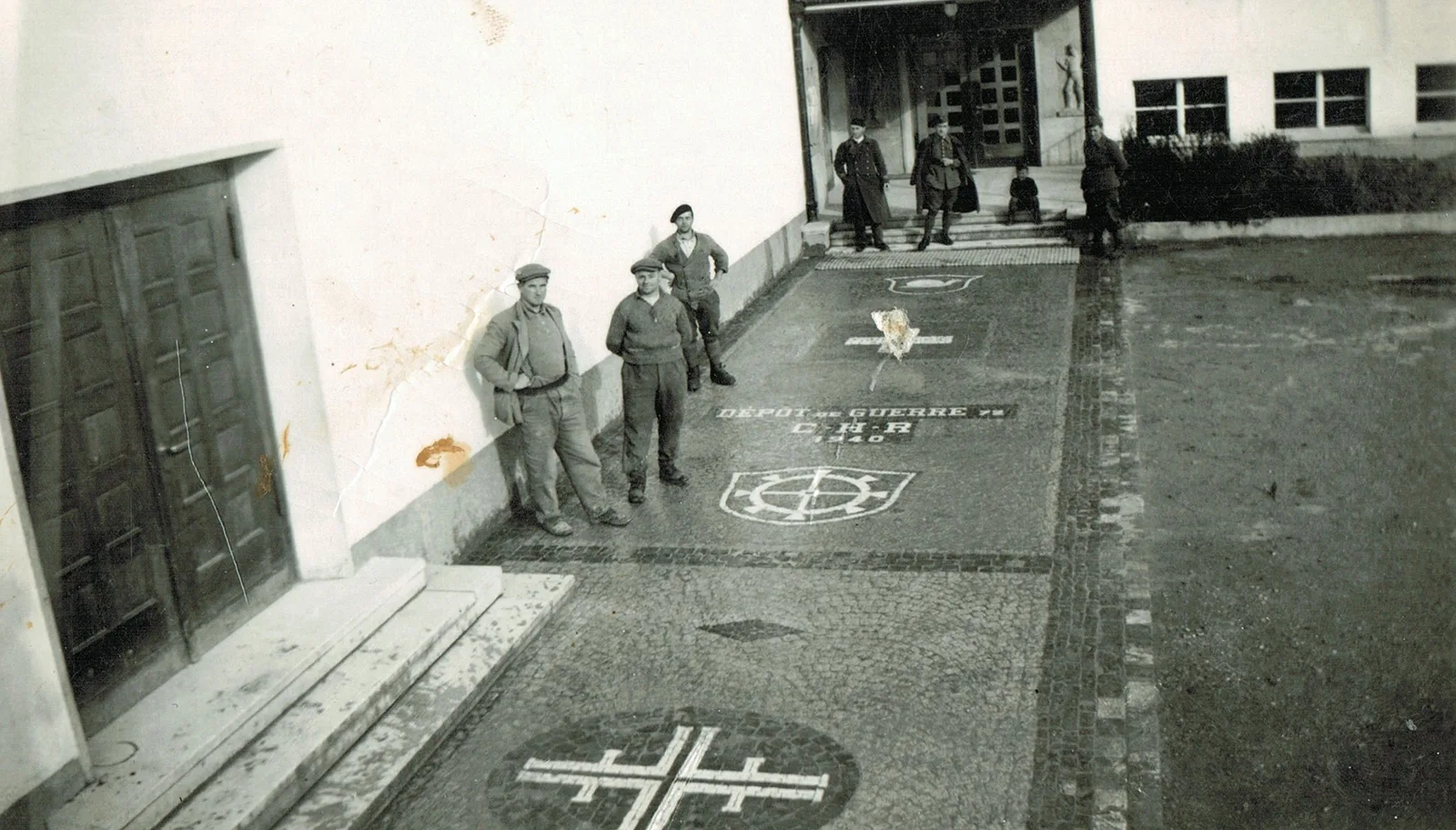 Internierte französische Soldaten vor dem Mosaikboden beim Schulhaus Hirsgarten in Rikon