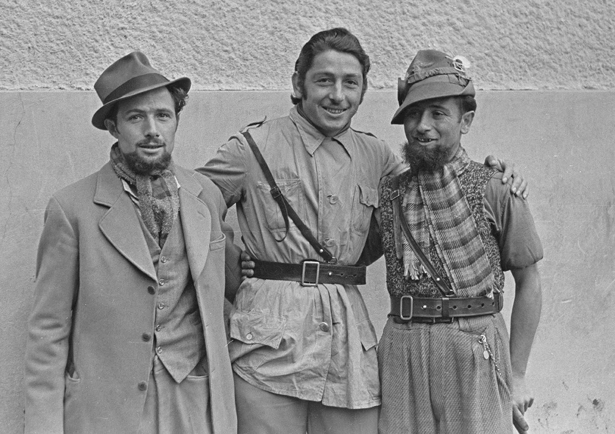 Drei Partisanen aus der Region Ossola, fotografiert im Herbst 1944 in Bern. Luigi Fumagalli (Mitte) floh im Januar 1945 aus dem Lager Schwarzsee und kehrte ins Val Cannobina zurück.