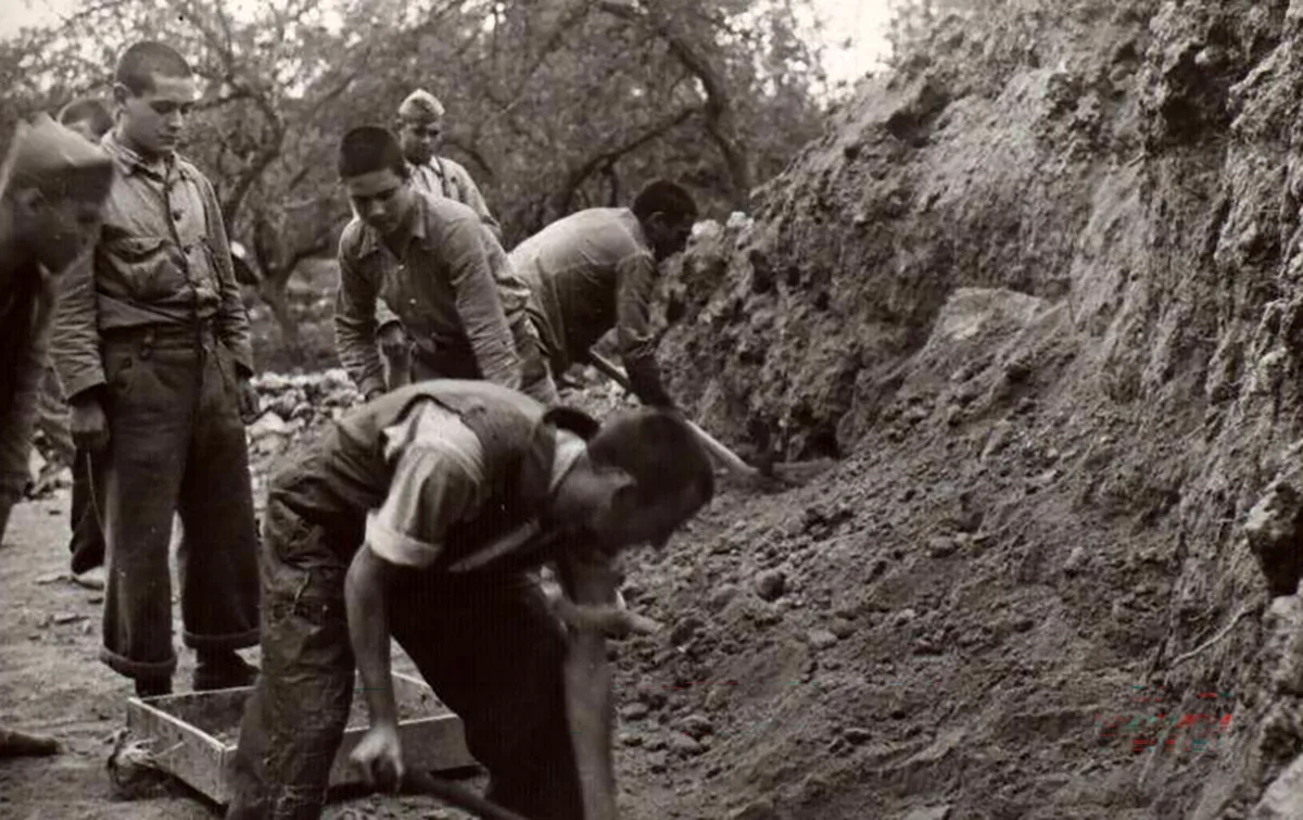 Das Leben in Francos Internierungslagern wie hier in San Pedro de Cardeña war hart. Das Bild entstand 1938 und zeigt internationale Gefangene bei der Arbeit. Auch einige Schweiz fristeten ihr Dasein in solchen Lagern.