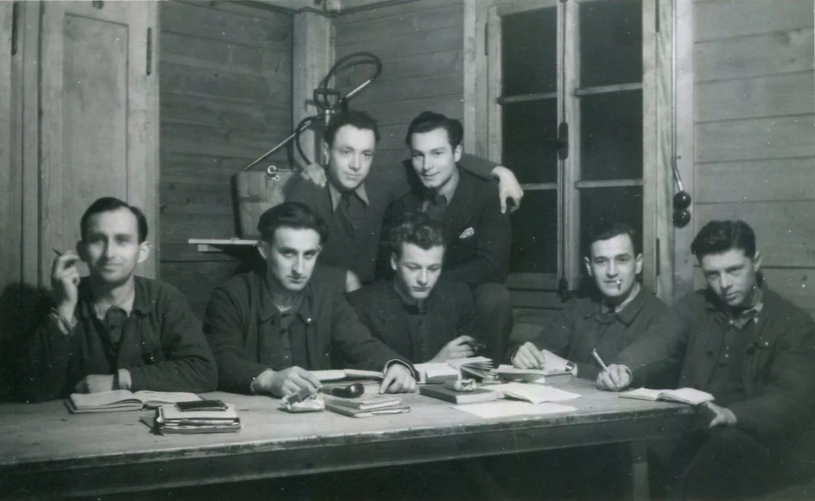 Internierte führen ihr Studium fort, März 1944.