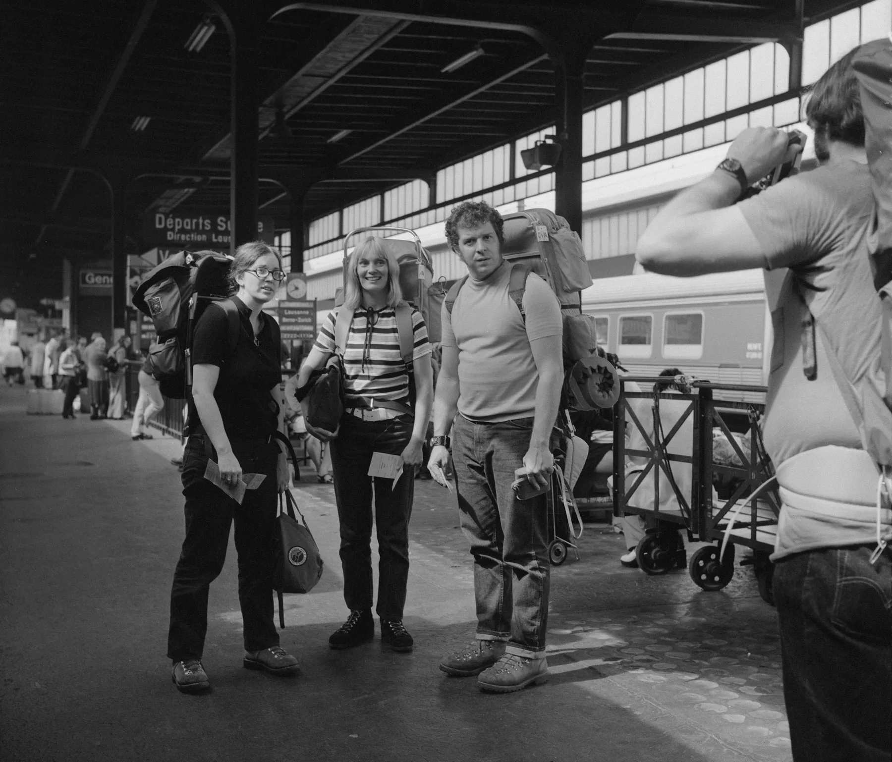 Erinnerungsfotos vor der Abfahrt: Rucksackreisende am Bahnhof Genève-Cornavin, 1973.