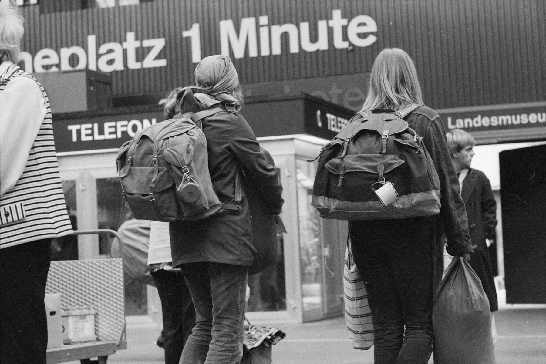 Zwei Reisende mit Rucksack am Bahnhof Zürich HB im Juli 1972.