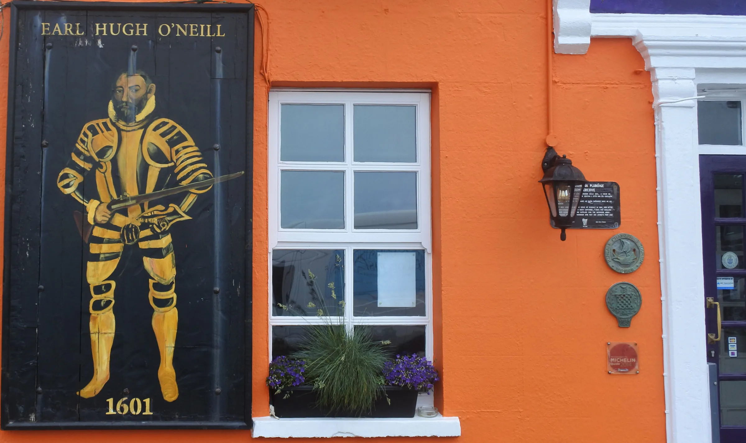 Wandbild von Hugh O’Neill neben einem Pub in Kinsale (Irland), welches an seine Rolle in der verlorenen Schlacht von Kinsale im Jahr 1601 während des Neunjährigen Krieges erinnert. Die «Flight of the Earls» ist ein Ereignis, das starke Emotionen hervorruft. Über 400 Jahre später leben die Irinnen und Iren immer noch mit den Folgen dieser Flucht.
