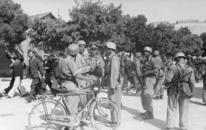 Italienische Kriegsgefangene in Barletta 1943. Im Vordergrund deutsche Fallschirmjäger.