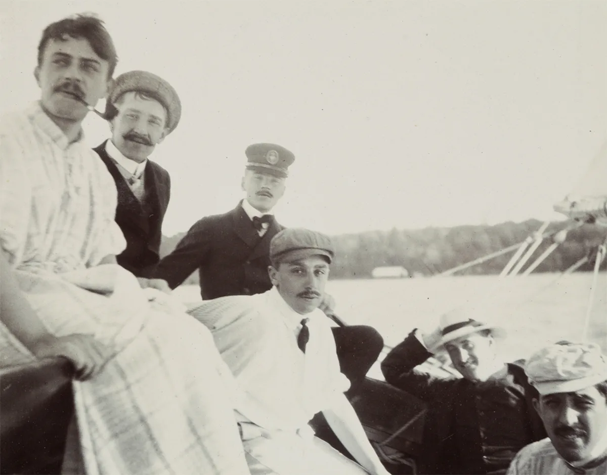 Jacques Chenevière (in der Mitte) mit dem Genfer Schriftsteller Guy de Pourtalès (hinten am Steuerrad).