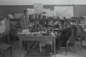 Jacques Chenevière (links) mit seiner Co-Direktorin Marguerite Cramer und dem Archivar Étienne Clouzot in der Internationalen Zentralstelle für Kriegsgefangene.
