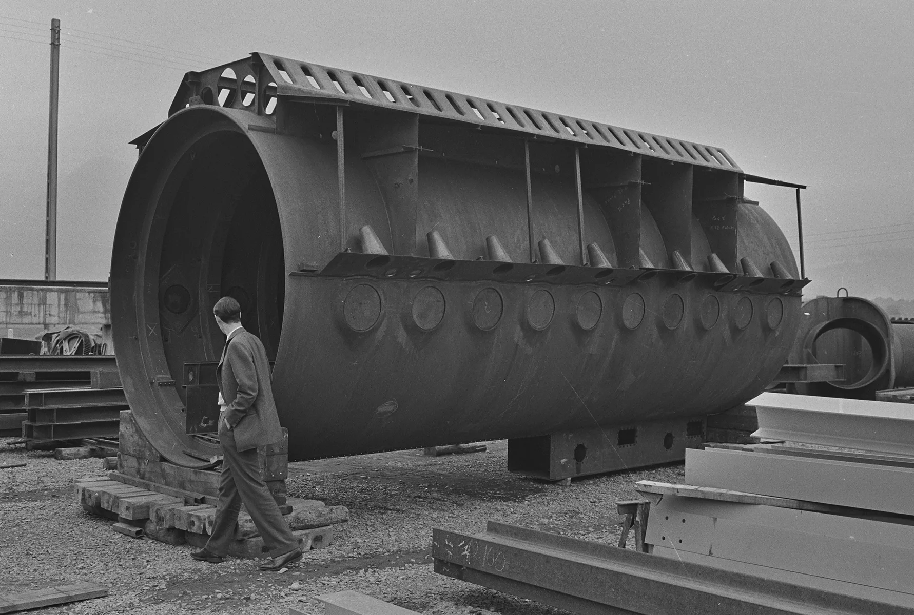 Jacques Piccard begutachtet den Rohbau des Tauchboots, Mai 1963.