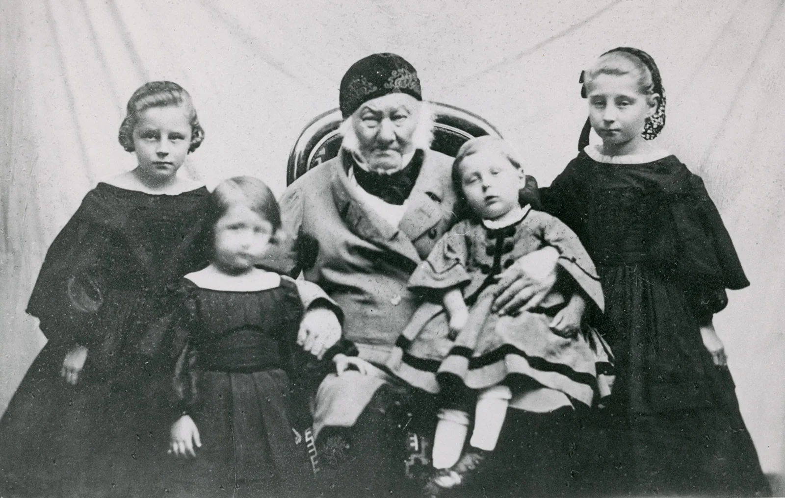 Jakob Ziegler-Pellis mit seinen Enkelkindern (von links): Anna Ziegler, Gertrud Hasler, Henry Ziegler und Leonie Ernst, um 1861.