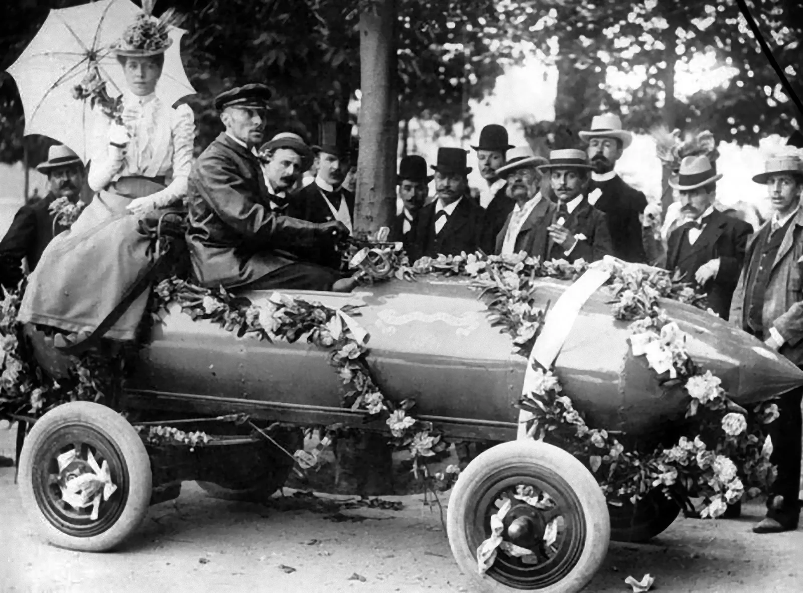 Camille Jenatzy mit der «La Jamais Contente» bei der Siegesparade am 1. Mai 1899 in Achères (F).