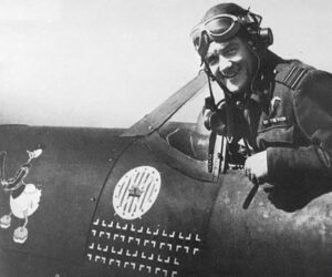 Jan "Donald Duck" Zumbach dans son Supermarine Spitfire, sur lequel est indiqué le nombre d'avions ennemis abattus.