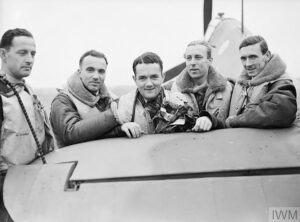 Jan Zumbach (troisième à gauche) avec d'autres pilotes de la 303e escadrille.