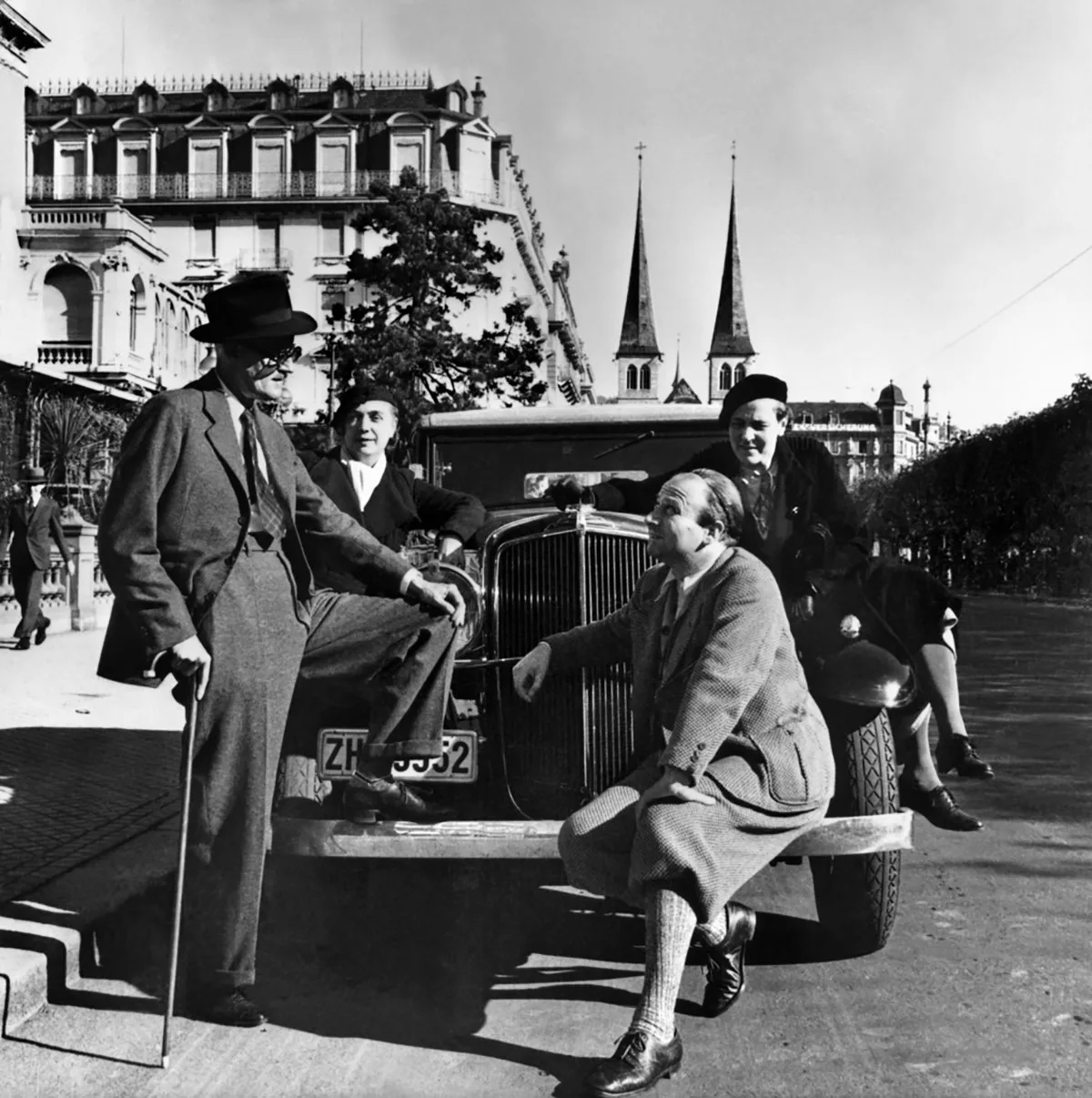 James Joyce auf einem Ausflug nach Luzern, mit seiner Frau Nora, Hans Curjel und Carola Giedion-Welcker (von links nach rechts), 1935.