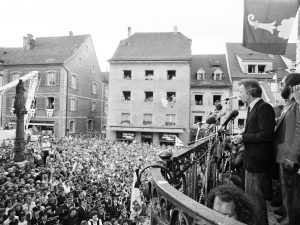 En septembre 1978, Roland Béguelin, entouré de milliers de séparatistes, fête l’acceptation par le peuple suisse de la création du canton du Jura.