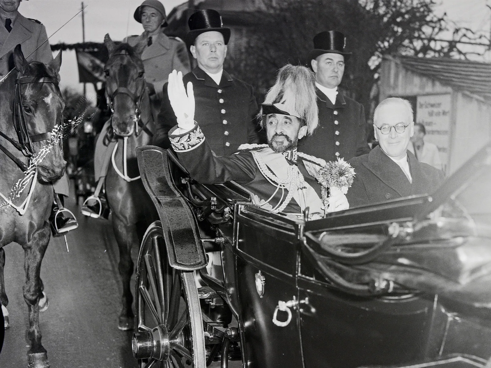 Im offenen Landauer mit Dragoner-Eskorte: Kaiser Haile Selassie und Bundespräsident Rodolphe Rubattel auf dem Weg vom Bahnhof Hindelbank zum Schloss Jegenstorf. Foto von Björn Lindroos, 1954.
