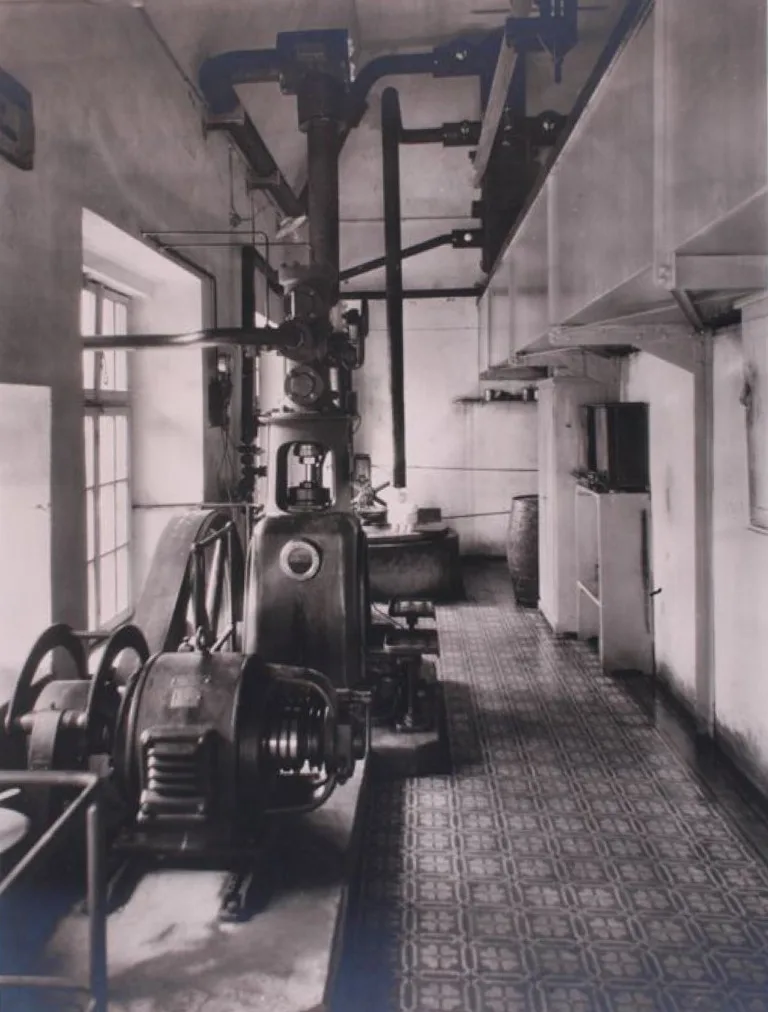 Mittels Dampfkompression entzieht die Kältemaschine Wärme, bis das Wasser in den Formen gefriert. Das produzierte Stangeneis wog in der Regel 12,5 oder 25 Kilogramm.