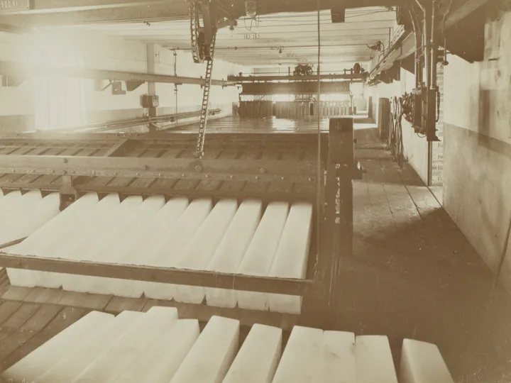 Mittels Dampfkompression entzieht die Kältemaschine Wärme, bis das Wasser in den Formen gefriert. Das produzierte Stangeneis wog in der Regel 12,5 oder 25 Kilogramm.