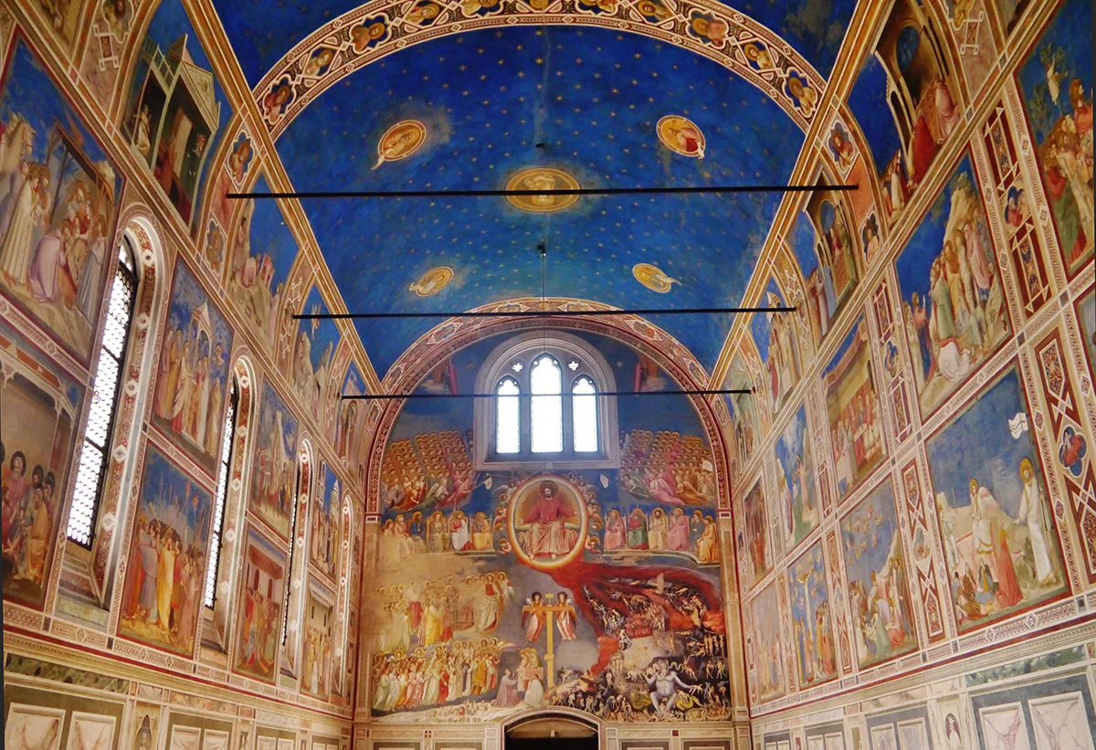 Auch Jahrhunderte später leuchtet das Blau noch von der Decke der Scrovegni-Kappelle. Giotto trug die aus Lapislazuli hergestellte Farbe zwischen 1303 und 1305 auf.