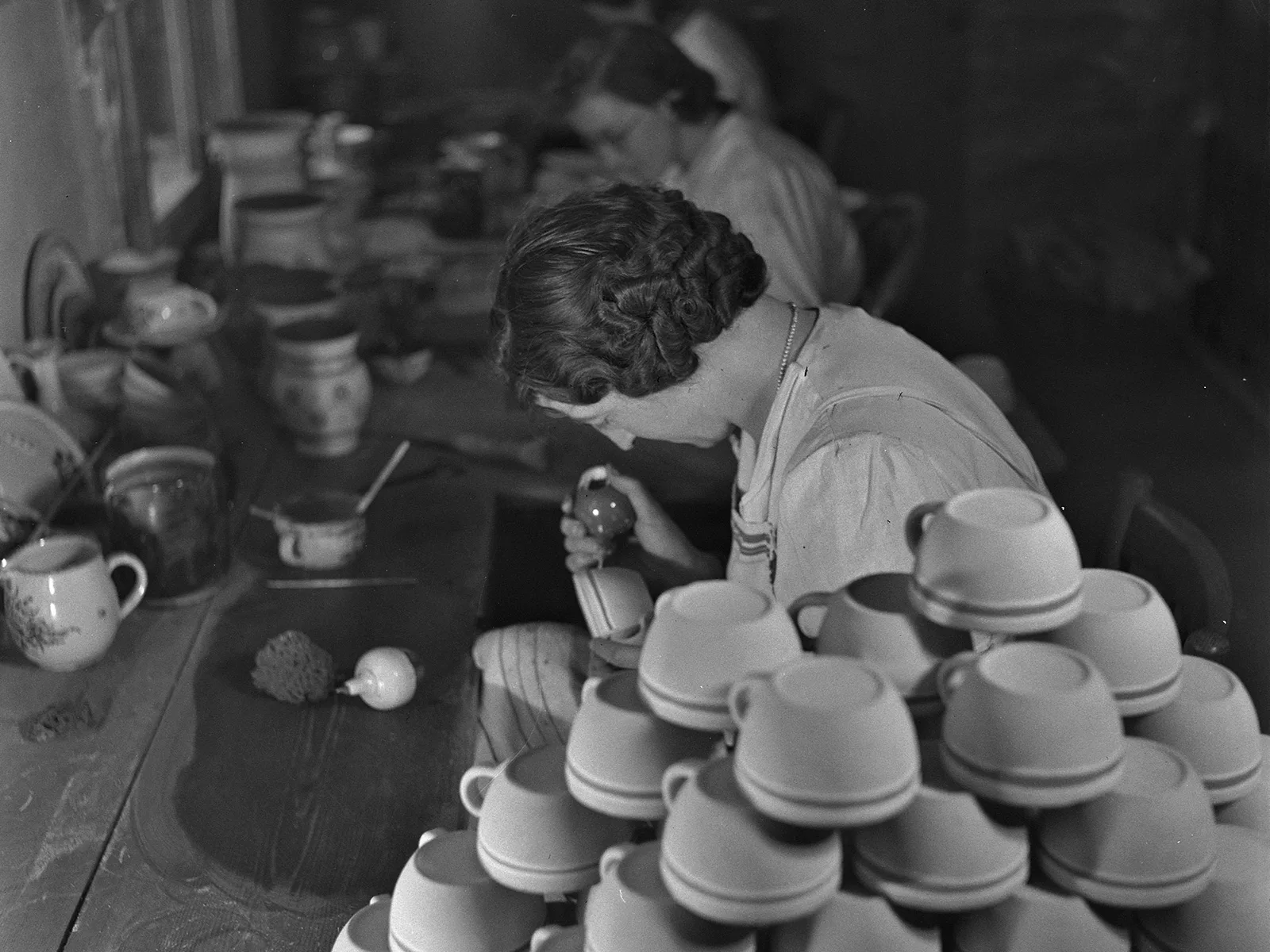 Geschirr wurde in der Schweiz oft von Hand bemalt und verziert, wie hier um 1940.