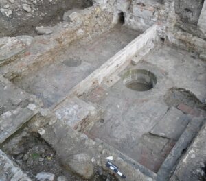 Das im 12. oder 13. Jahrhundert erbaute «Kesselbad» des Gasthofs Hinterhof wurde 2009/2010 ausgegraben.