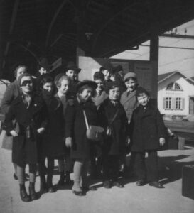 Arrivée en Suisse. Photo de groupe à la gare de Weinfelden, en 1939.