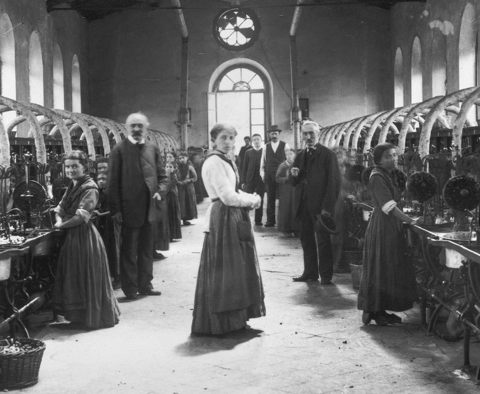 Kinder bei der Arbeit in einer Seidenzwirnerei. Foto von Rudolf Zinggeler-DaniothKinder bei der Arbeit in einer Seidenzwirnerei. Foto von Rudolf Zinggeler-Danioth, um 1890-1936.