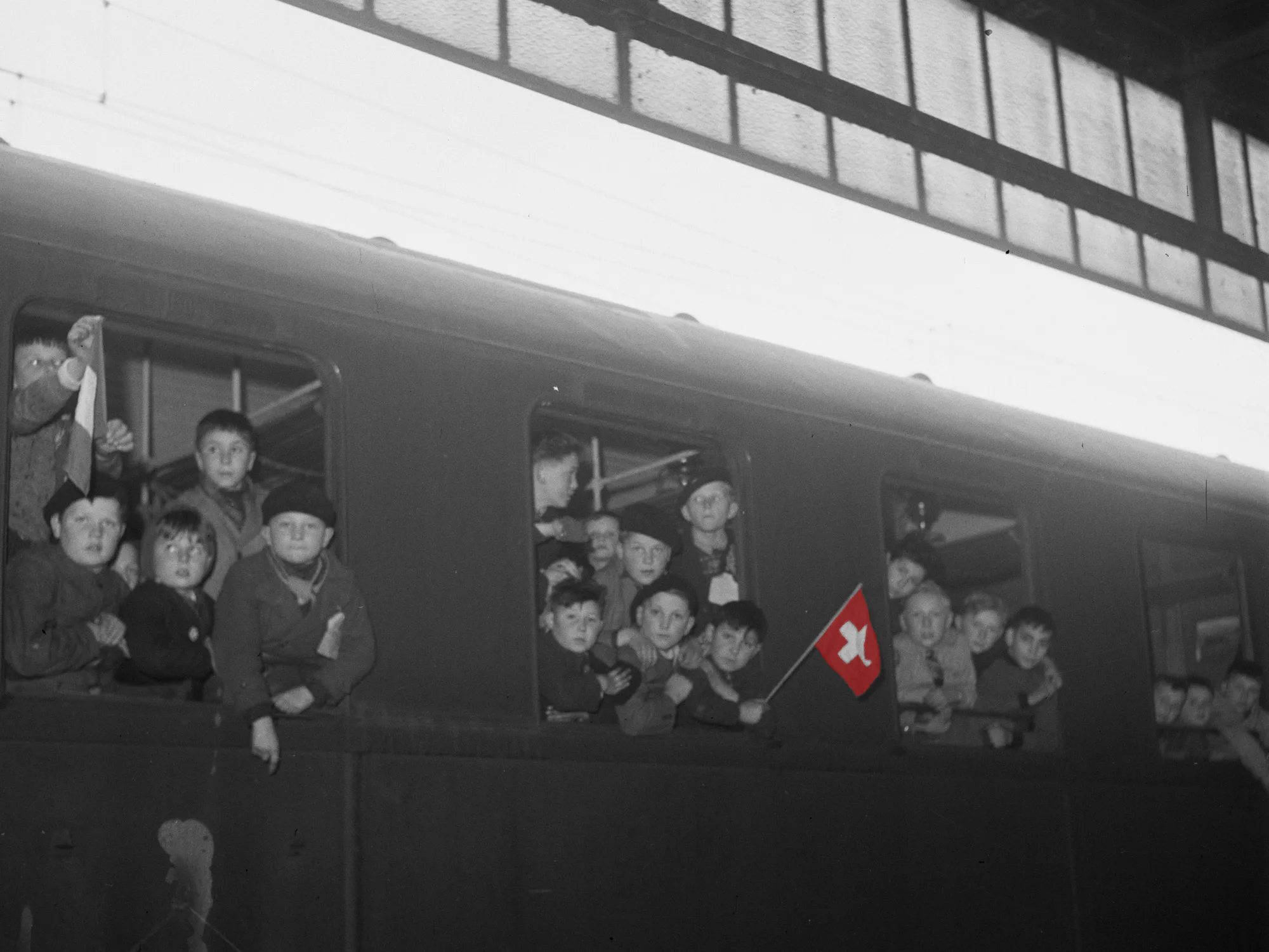 Französische und monegassische Kinder bei der Einfahrt mit einem Kinderzug in Genf, 16. Juni 1942.