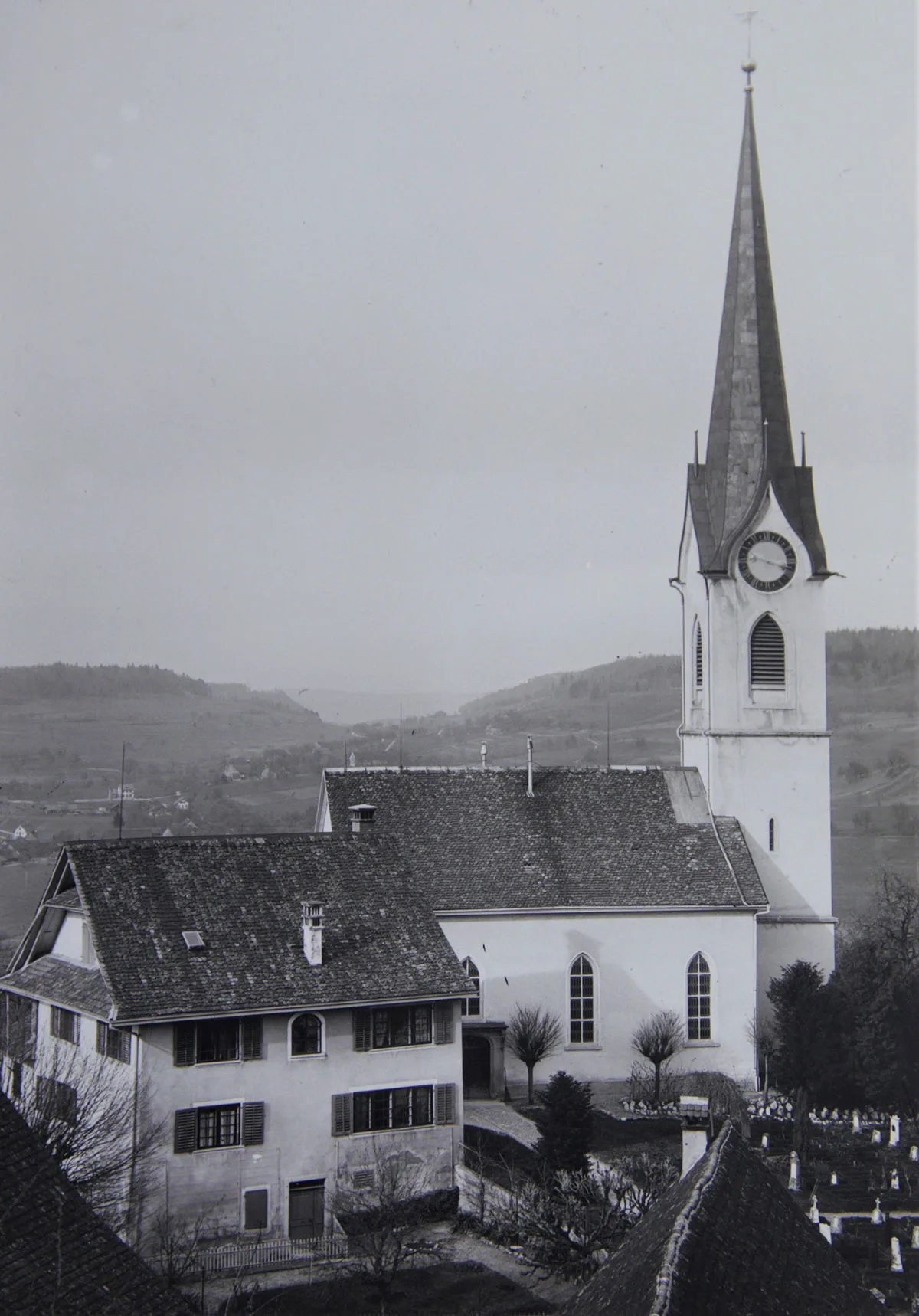 Die Kirche in Niederweningen hatte lange nur auf drei Seiten eine Uhr. Wurde da etwa den Katholiken das Zeitgefühl genommen?