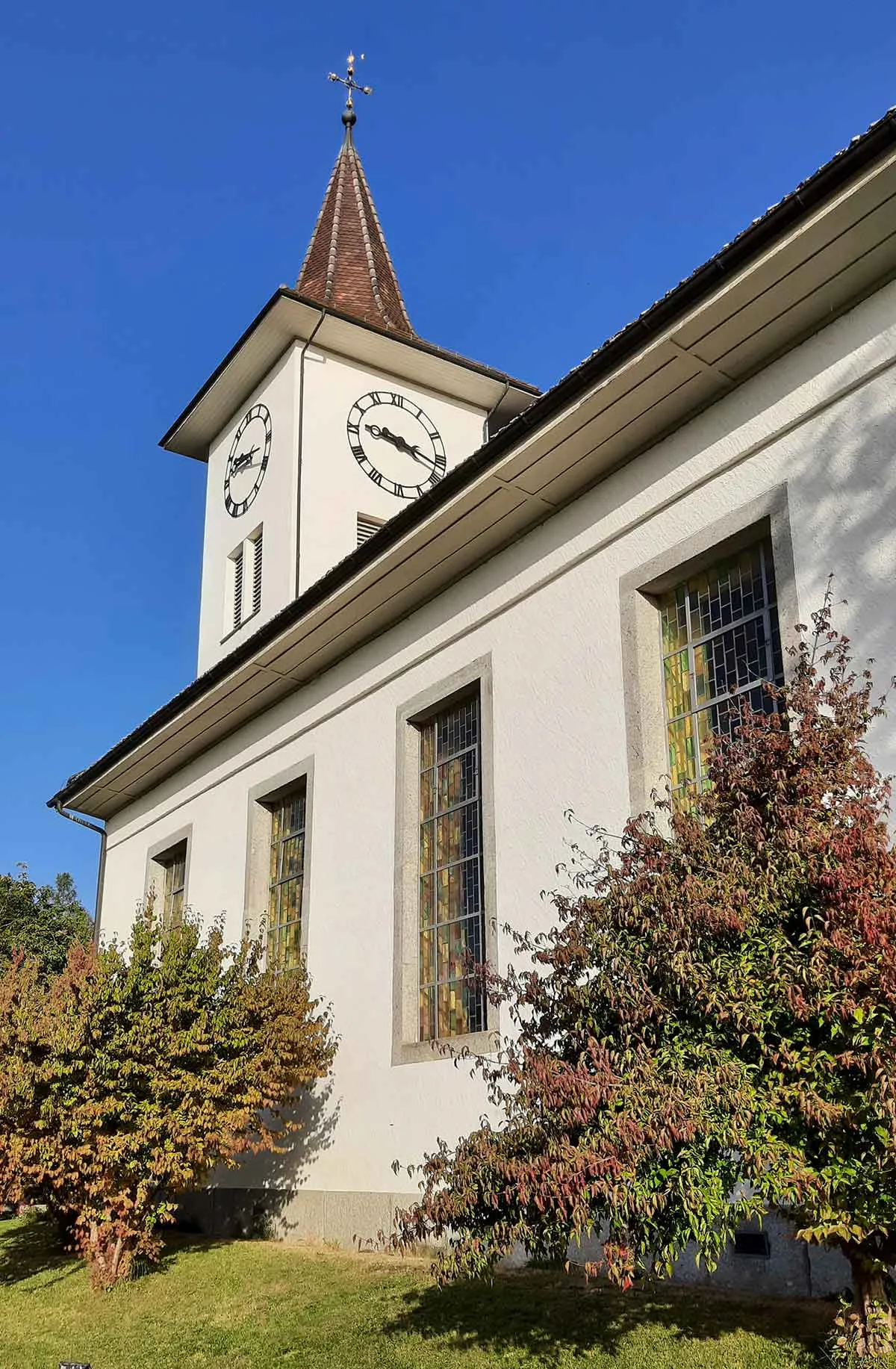 Kirche Heimenschwand von der Südseite, mit Fensterumrahmungen und Sockel aus Grimselgranit.