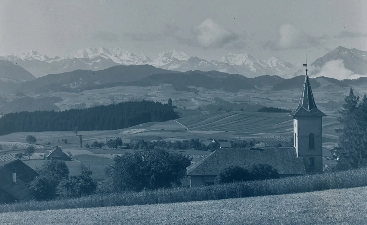 Die Kirche Heimenschwand mit Blick auf die Berner Alpen, um 1920.