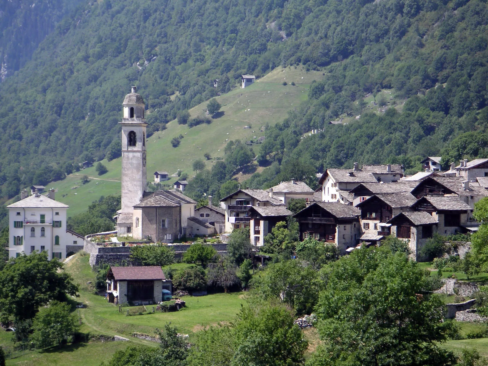 Blick auf die Kirche San Lorenzo und das Dorf Soglio.