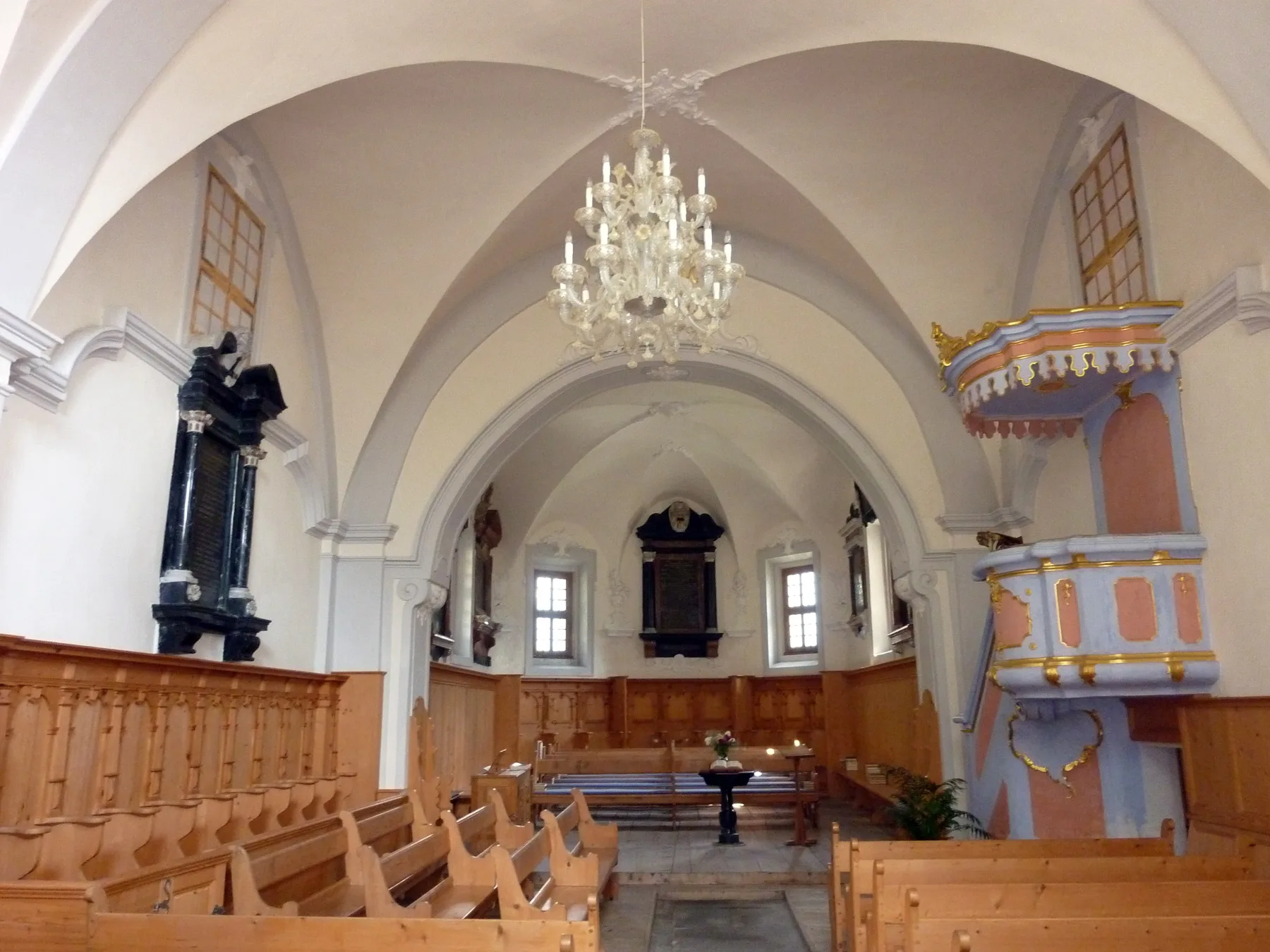 Das einfache Innere der Kirche widerspiegelt das dauerhafte Vermächtnis der italienischen Glaubensflüchtlinge in der Region.