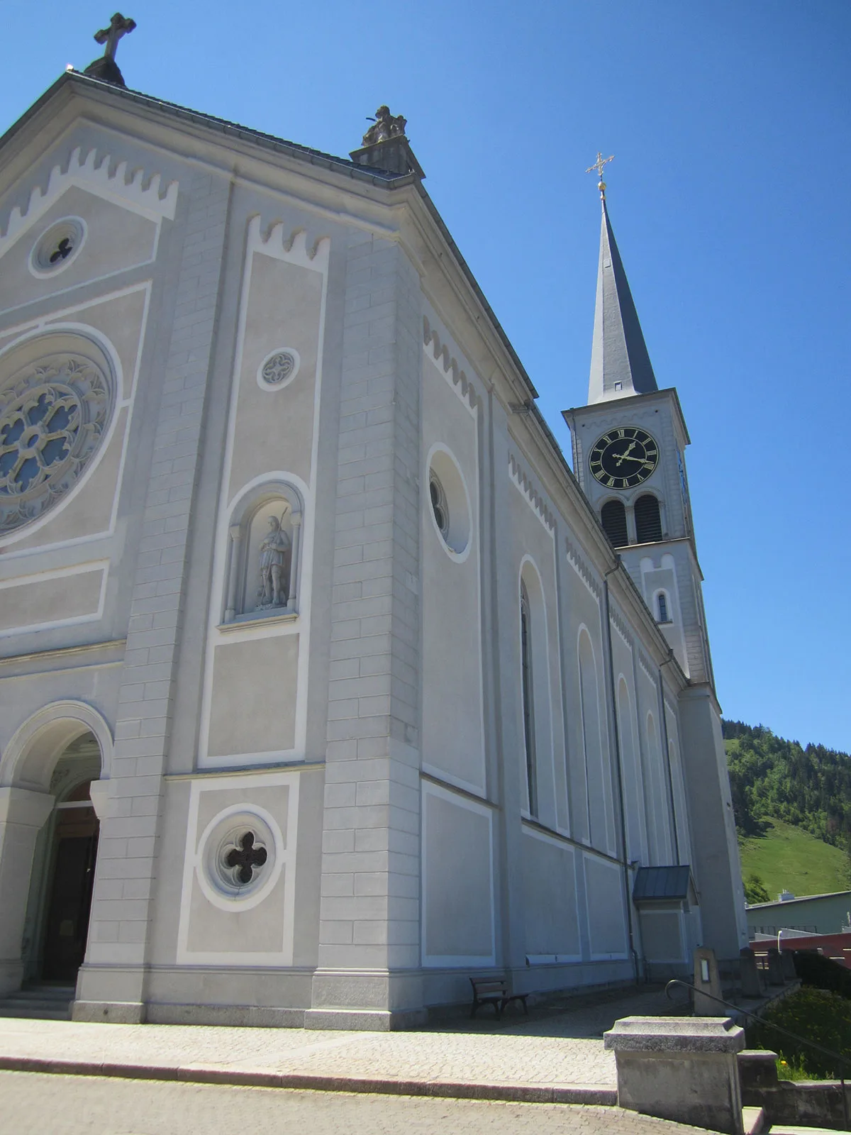 Aussensicht der Kirche.