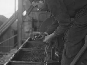 Pendant la Seconde Guerre mondiale, les matières premières comme le charbon sont une denrée rare en Suisse. Vue sur la mine d’anthracite de Chandoline, 1945.