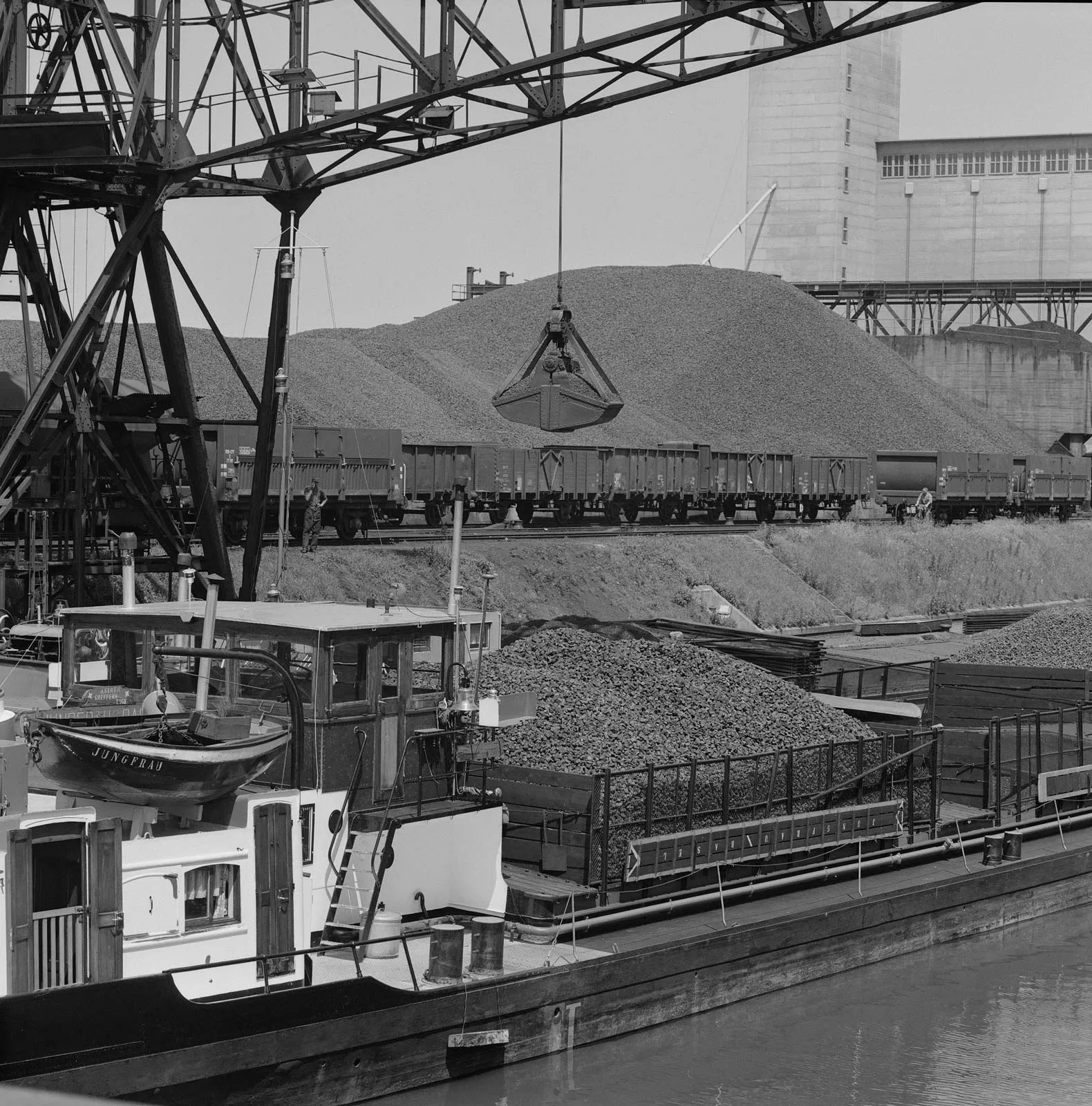 Jusqu’aux années 1960, le port de Bâle-Petit-Huningue était dominé par d’importants dépôts de charbon.