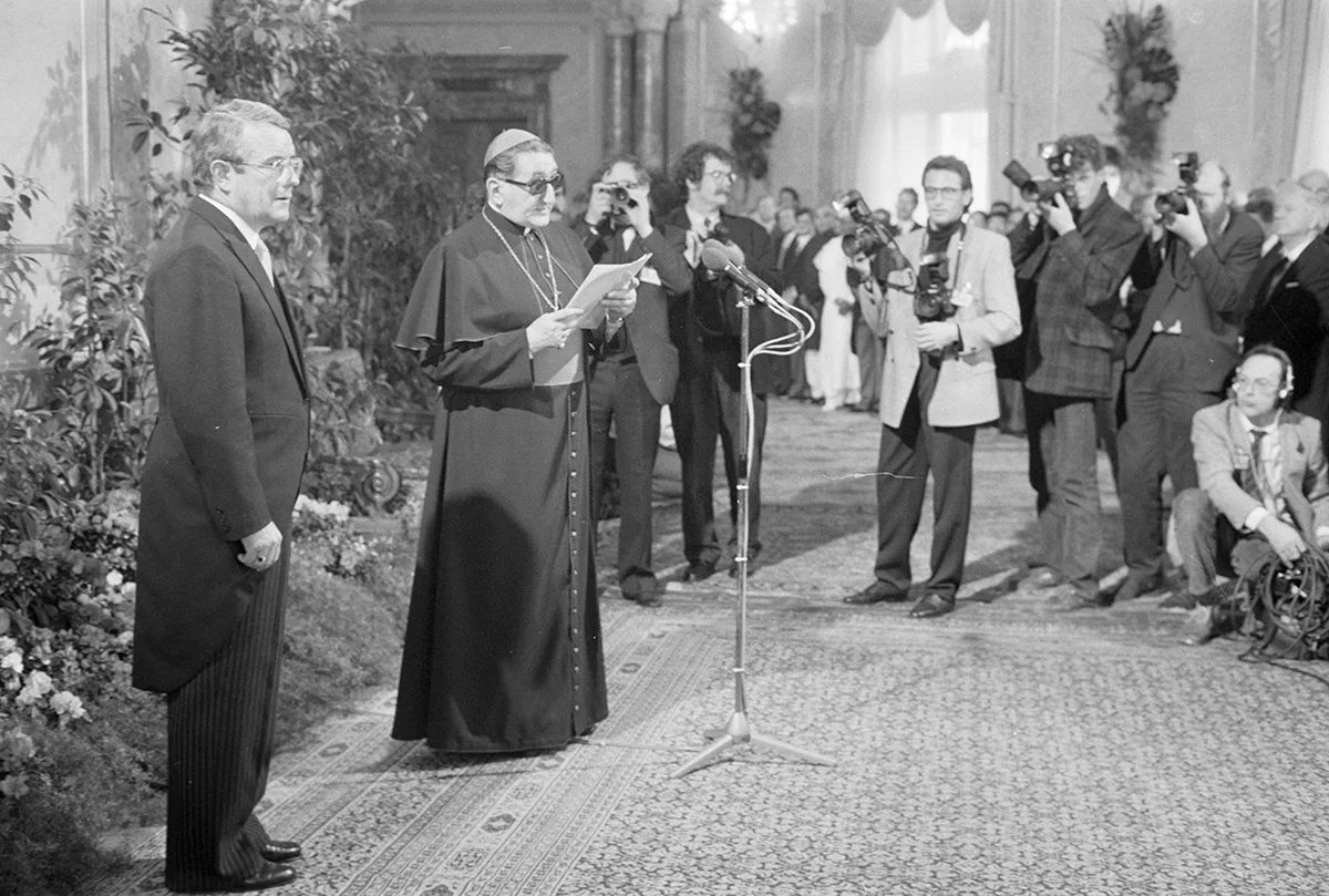 Edoardo Rovida und Bundesrat Arnold Koller nützen die Ansprache am Neujahrsempfang 1990 für unterschiedliche politische Botschaften.